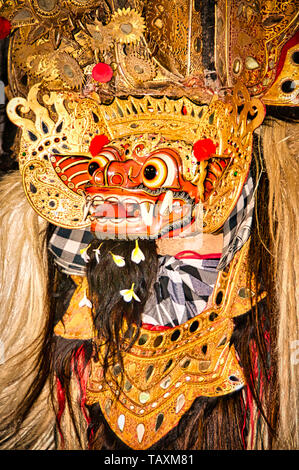 BALI, INDONESIA - febbraio circa, 2019. Barong il benevolo bestia che spaventa gli spiriti cattivi lontano. Danza Tradizionale e spettacolo. Foto Stock