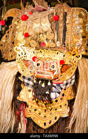 BALI, INDONESIA - febbraio circa, 2019. Barong il benevolo bestia che spaventa gli spiriti cattivi lontano. Danza Tradizionale e spettacolo. Foto Stock