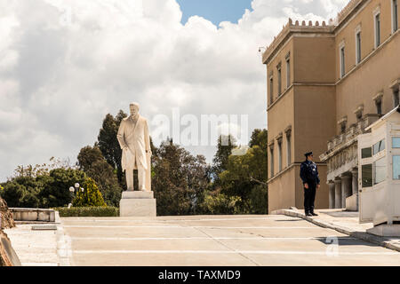 Atene, Grecia. Statua di Eleftherios Venizelos,Greci statista e leader della nazionale greco di movimento di liberazione, vicino al Parlamento ellenico Foto Stock