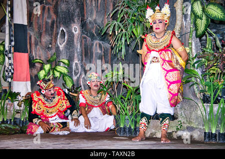 BALI, INDONESIA - febbraio circa, 2019. Barong il benevolo bestia che spaventa gli spiriti cattivi lontano. Danza Tradizionale e spettacolo. Foto Stock