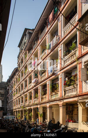 04-Nov-2018 - vecchia casa a quattro piani Chawl cultura Swami Samarth Nagar Mugbhat Lane Thakurdwar Mumbai India Maharashtra Foto Stock