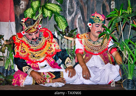 BALI, INDONESIA - febbraio circa, 2019. Barong il benevolo bestia che spaventa gli spiriti cattivi lontano. Danza Tradizionale e spettacolo. Foto Stock