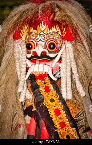 BALI, INDONESIA - febbraio circa, 2019. Barong il benevolo bestia che spaventa gli spiriti cattivi lontano. Danza Tradizionale e spettacolo. Foto Stock