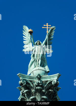 L Arcangelo Gabriele statua nella piazza degli Eroi in Budapest Foto Stock