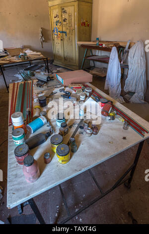 Stanza dell'artista in casa abbandonata, Abruzzo Foto Stock