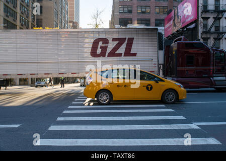 Fahren Sie Mit einem Taxi, das einen LKW oder einen Lastwagen a Manhattan, New York, Stati Uniti d'America"führt./ Taxi passando un camion a Manhattan, New York, Stati Uniti d'America. Foto Stock