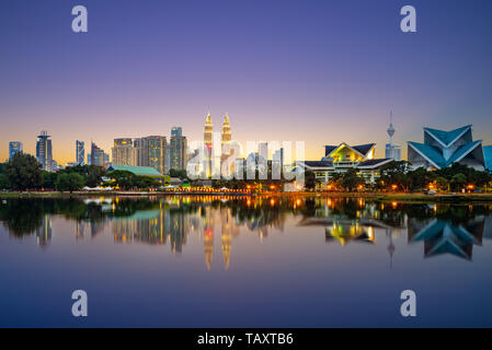 Skyline di Kuala Lumpur dal lago al tramonto Foto Stock