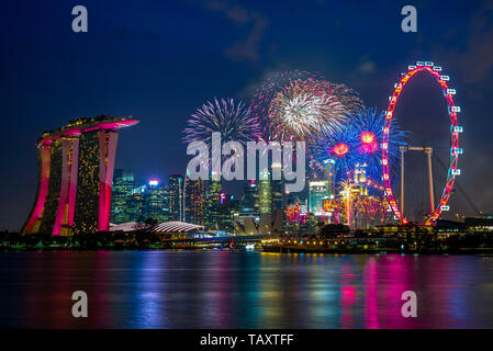 Vista notturna di Singapore con fuochi d'artificio Foto Stock