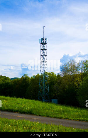 3G, 4G e 5G cellulare. La stazione di base o stazione di ricetrasmissione di base. Torre di telecomunicazioni Foto Stock