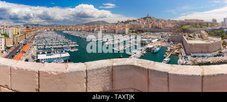 Porto Vecchio e la Cattedrale di Notre Dame, Marsiglia, Francia Foto Stock