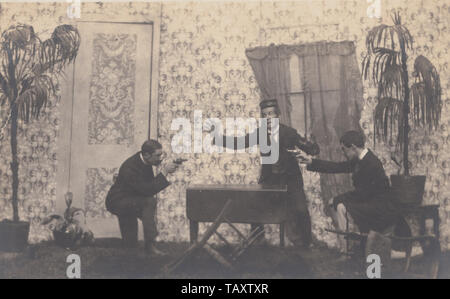 Vintage Edwardian Cartolina fotografica che mostra attori durante una scena di un dramma teatrale. Foto Stock