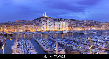 Porto Vecchio e la Cattedrale di Notre Dame, Marsiglia, Francia Foto Stock