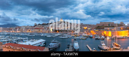 Porto Vecchio e la Cattedrale di Notre Dame, Marsiglia, Francia Foto Stock