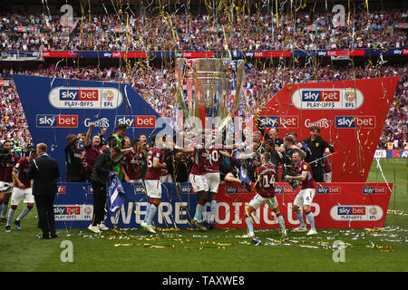 Aston Villa giocatori festeggiare dopo aver vinto la promozione per la Premier League - Aston Villa v Derby County, Sky Bet Play-Off Campionato Finale, lo Stadio di Wembley, London - 27 Maggio 2019 solo uso editoriale - DataCo restrizioni si applicano Foto Stock