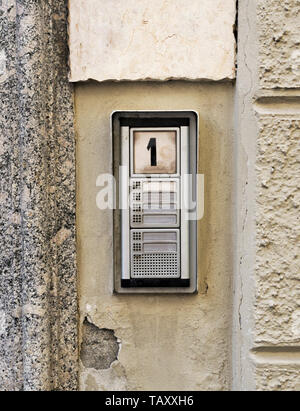 Cicalini della porta di una casa con il numero 1, Italia Foto Stock