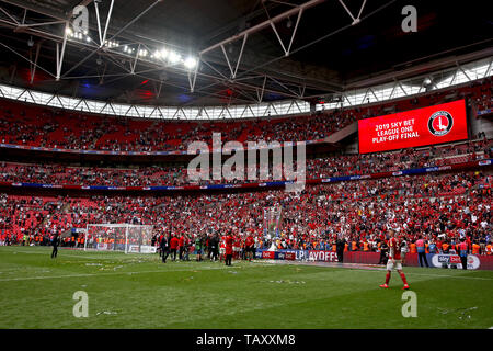 Charlton Athletic giocatori e tifosi festeggiare dopo aver vinto la promozione a Sky scommessa campionato - Charlton Athletic v Sunderland, Sky Bet One League Play-Off finale, lo Stadio di Wembley, London - 26 Maggio 2019 solo uso editoriale - DataCo restrizioni si applicano Foto Stock