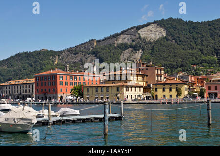 Il comune di Sarnico, sul lago d'Iseo, Lombardia, Italia Foto Stock