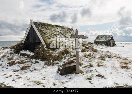 Tappeto erboso tradizionale cottage dal tetto sulla costa a Grettislaug sulla penisola di Skagi, a nord di Sauðárkrókur nel nord-ovest dell'Islanda Foto Stock