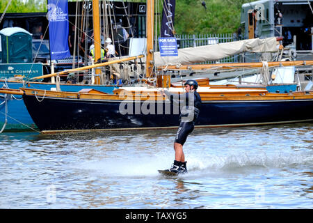 Gloucester Tall Ships Festival 2019 Wake boarding dimostrazione Foto Stock