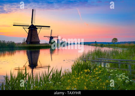 Mulini a vento di sunrise, Kinderdijk, Olanda Foto Stock