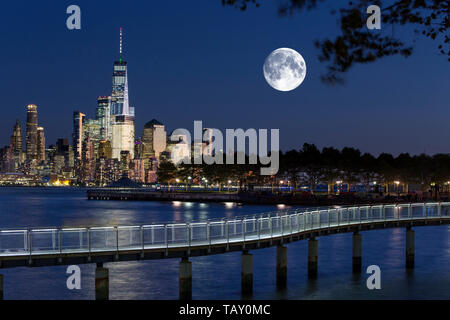 SKYLINE del centro di Manhattan sul fiume Hudson NEW YORK CITY dal ponte pedonale molo C PARK HOBOKEN NEW JERSEY USA Foto Stock