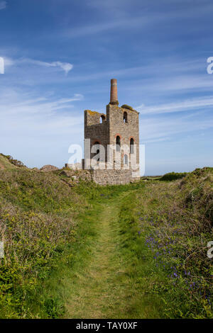 Abbandonata miniera di stagno albero di guida motore casa al Bal Superiore situato sulla strada di Le Levant in Cornovaglia parte successiva del Levant miniera di stagno. Foto Stock
