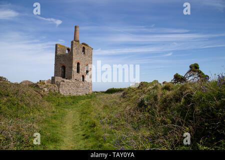 Abbandonata miniera di stagno albero di guida motore casa al Bal Superiore situato sulla strada di Le Levant in Cornovaglia parte successiva del Levant miniera di stagno. Foto Stock