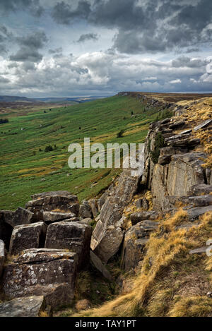 UK,Derbyshire,Peak District,cercando lungo il bordo Stanage verso l'alto Neb Foto Stock