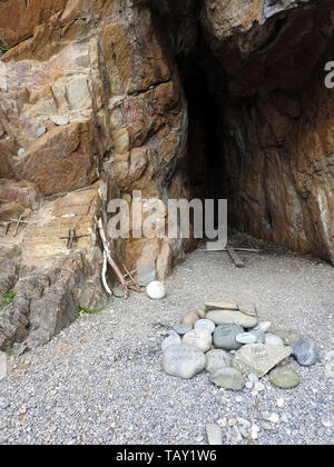 Un cairn e ruvida croce in piedi presso l'entrata di san Ninian's Cave, un luogo di pellegrinaggio per i cristiani nei pressi di Whithorn,Wigtownshire,Scozia (fotografato 2019) Foto Stock