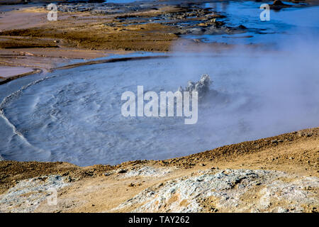 Fango bollente con foro di zolfo nella zona geotermica Foto Stock