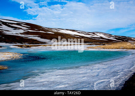 Blu verde lago di ghiaccio nelle Highlands di inverno di Islanda Foto Stock