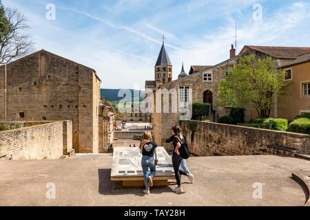 Cluny, Francia. 04-18-2019. Due ragazze studiare la mappa del centro storico di Cluny circondato da edifici storici Foto Stock