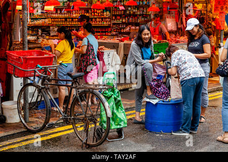 La popolazione locale dello shopping al Bowrington Road Market alimentare, Hong Kong, Cina Foto Stock