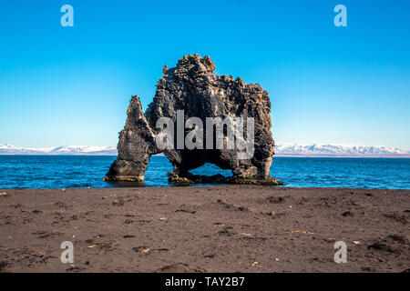 Roccia lavica con formazione Trollsaga nella parte anteriore del paesaggio islandese Foto Stock
