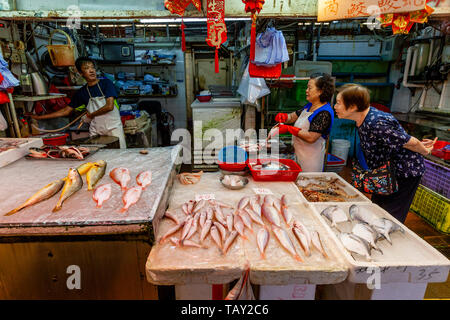 Un umido a base di pesce e frutti di mare all'interno di stallo Il Bowrington Road il cibo cotto centro, Hong Kong, Cina Foto Stock