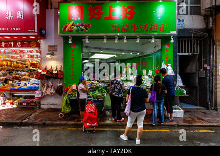 La popolazione locale la spesa alimentare al Bowrington Road Market alimentare, Hong Kong, Cina Foto Stock