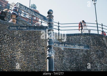 Cromer, Regno Unito - 20 Aprile 2019: segnaletica direzionale in una strada a Cromer, una cittadina balneare nel Norfolk e una famiglia popolare meta di vacanza nel Regno Unito. Foto Stock