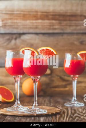 Tre Bicchieri di Mimosa cocktail sullo sfondo di legno Foto Stock