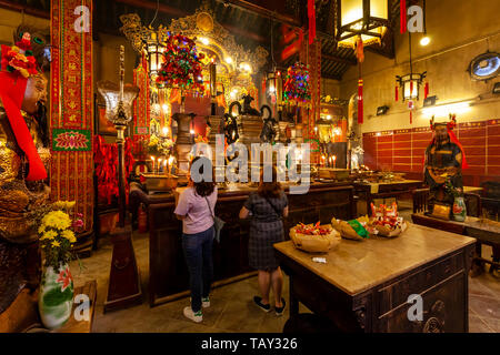 Le donne in adorazione presso il Tempio di Man Mo, Hong Kong, Cina Foto Stock