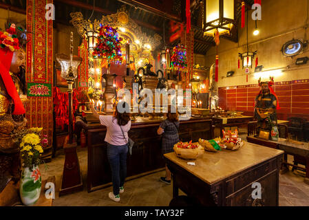 Le donne in adorazione presso il Tempio di Man Mo, Hong Kong, Cina Foto Stock