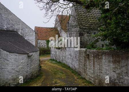 Il mare che circonda fret pittoresche vecchie case coloniche in Guernsey - Isole del Canale, REGNO UNITO Foto Stock