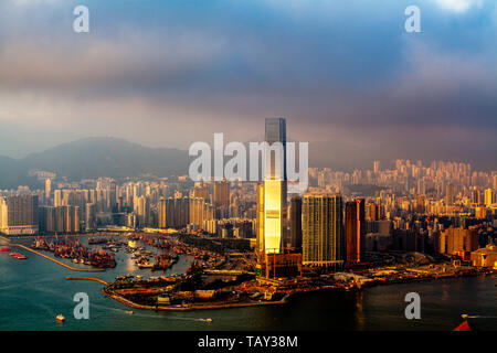 Una vista del commercio internazionale centro e la skyline di Hong Kong dal Victoria Peak, Hong Kong, Cina Foto Stock