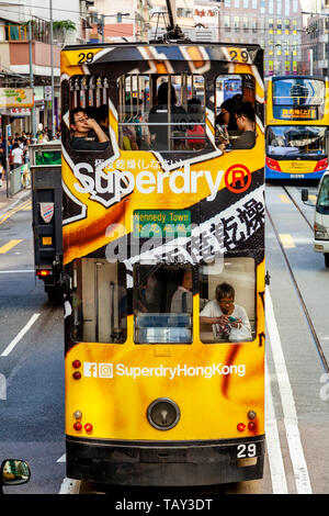 Un tradizionale di Hong Kong tram elettrico, Hong Kong, Cina Foto Stock