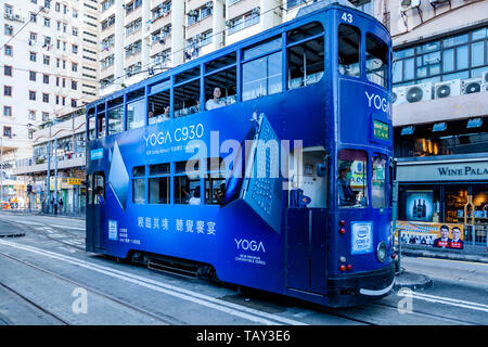 Un tradizionale di Hong Kong tram elettrico, Hong Kong, Cina Foto Stock