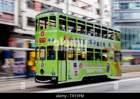 Un tradizionale di Hong Kong tram elettrico, Hong Kong, Cina Foto Stock