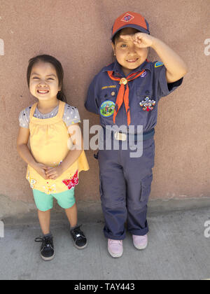 Sette anni, femmina, Mexican-American Boy Scout e i suoi quattro anni di suor al Kings County 152Memorial Parade nel Bay Ridge sezione di Foto Stock