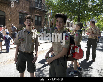 Boy Scout preparare a marzo in re County 152Memorial Parade nel Bay Ridge sezione di Brooklyn, NY, 27 maggio 20019. Foto Stock