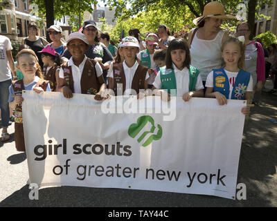 Girl Scouts preparare a marzo in re County 152Memorial Parade nel Bay Ridge sezione di Brooklyn, NY, 27 maggio 20019. Foto Stock