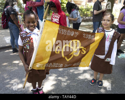 Brownie Girl Scouts preparare a marzo in re County 152Memorial Parade nel Bay Ridge sezione di Brooklyn, NY, 27 maggio 20019. Foto Stock