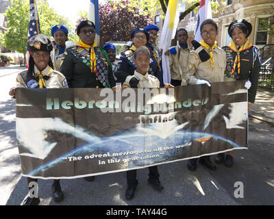 Scout preparare a marzo in re County 152Memorial Parade nel Bay Ridge sezione di Brooklyn, NY, 27 maggio 20019. Foto Stock